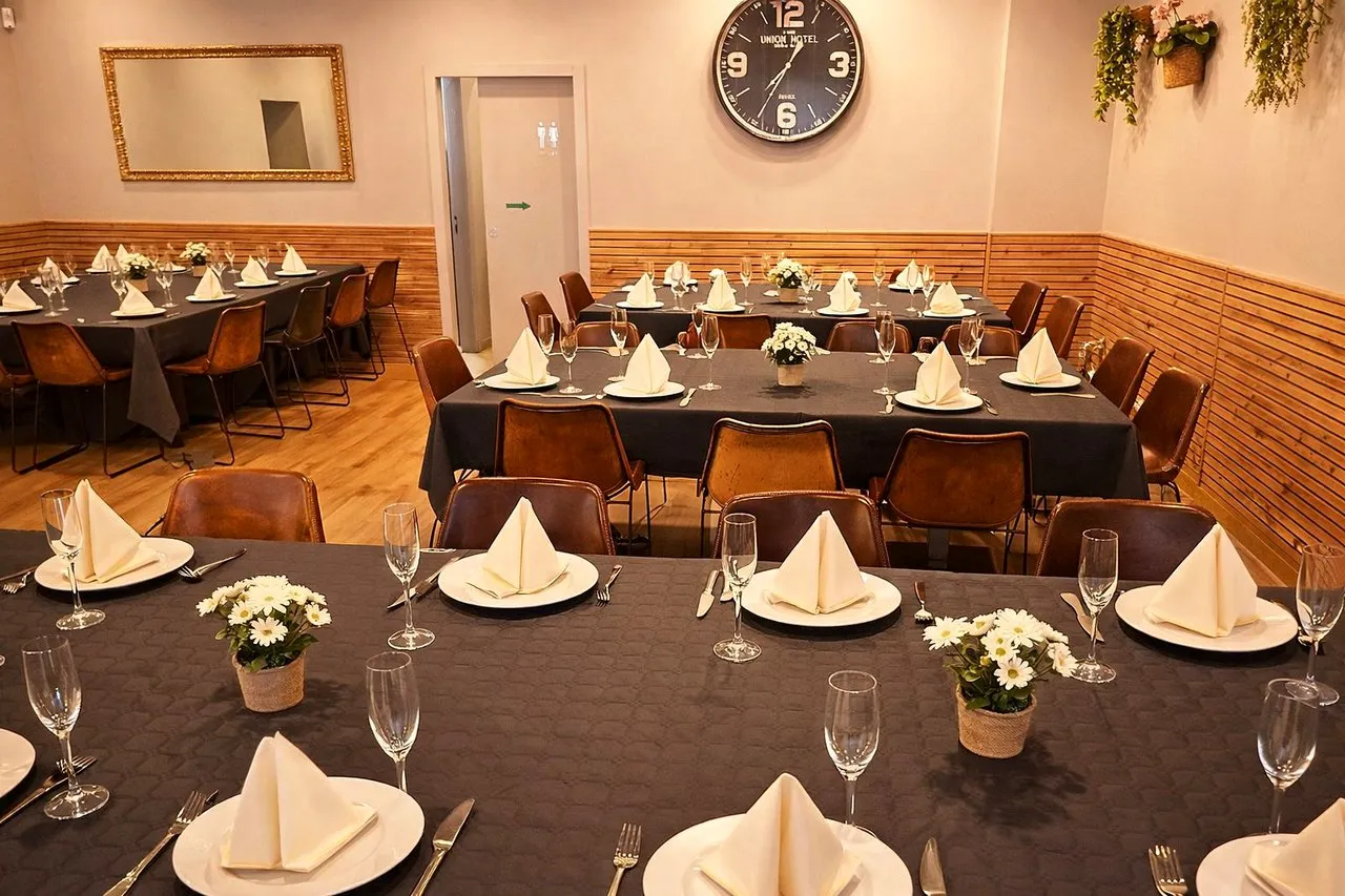 Auris Hall at Eventos Claraboya in L'Hospitalet set up for a banquet