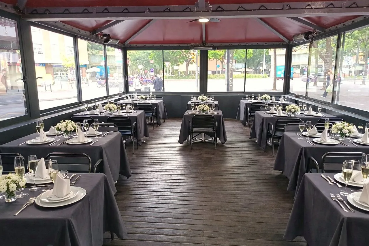 Glass-enclosed terrace at Eventos Claraboya in L'Hospitalet